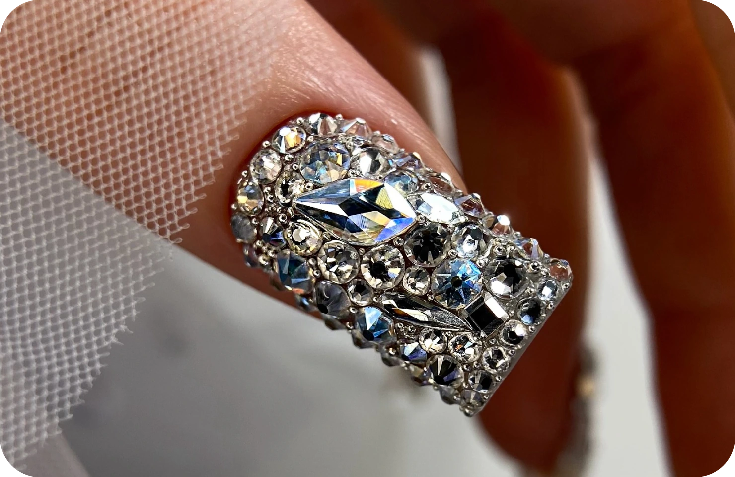 Инкрустация стразами Swarovski — пример работы 3